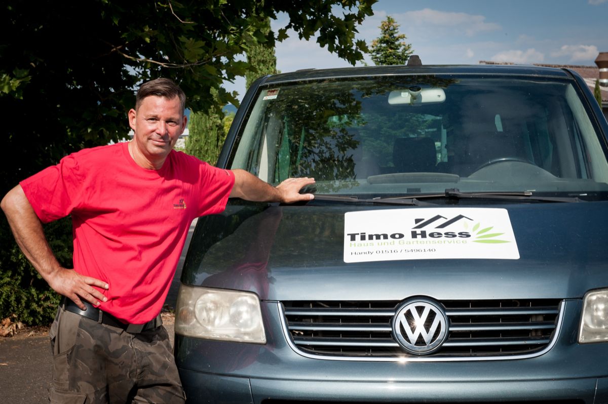 Timo Hess vor seinem Firmenfahrzeug