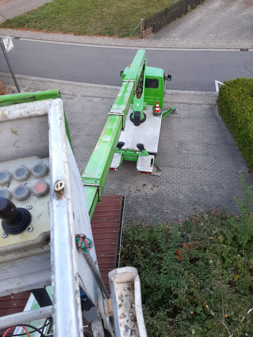 Hubsteiger im Einsatz bei Arbeiten an einem Gebäude