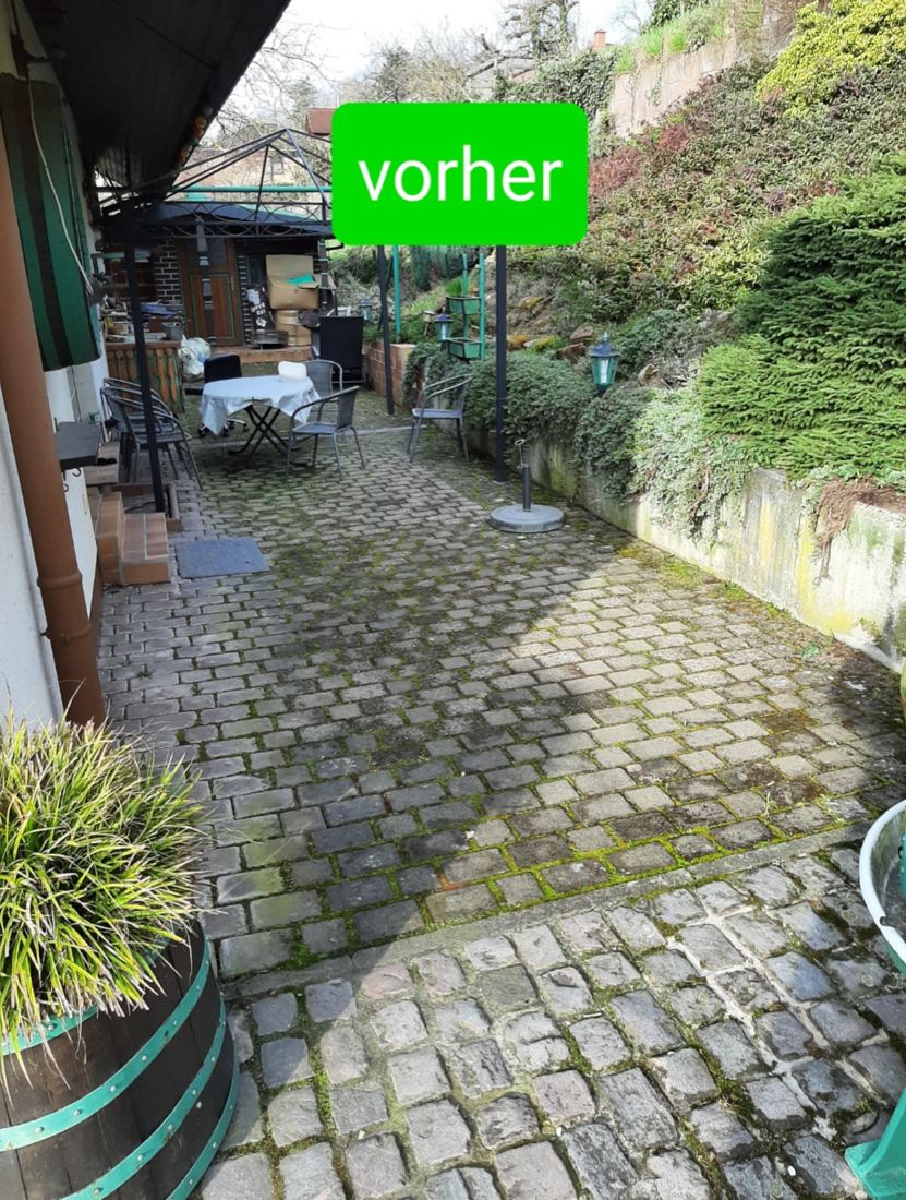 Terrasse vor der Umgestaltung: stark verschmutzte Pflasterfläche